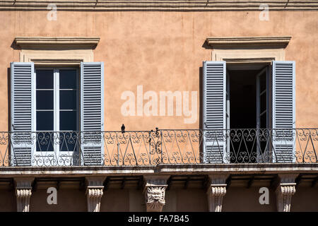 SIENA, ITALIEN - 05. AUGUST 2015: fensterläden die Stadt Stockfoto