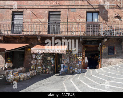 SIENA, ITALIEN - 05. AUGUST 2015: Souvenirladen und Restaurant auf der Piazza del Campo Stockfoto