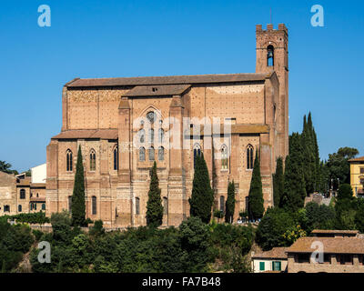 SIENA, ITALIEN - 05. AUGUST 2015: Außenansicht der Basilica Church of San Domenico, (auch bekannt als Basilica Cateriniana) Stockfoto