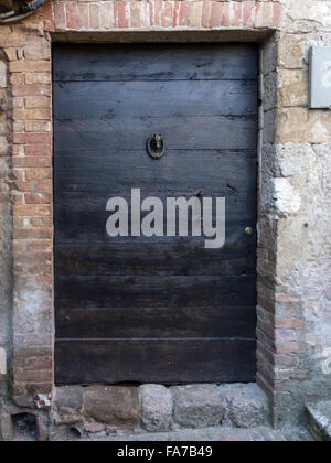 SIENA, ITALIEN - 05. AUGUST 2015: Alte Holztür mit Horse Knocker Stockfoto