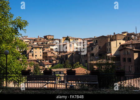 SIENA, ITALIEN - 05. AUGUST 2015: Blick auf die Häuser der Stadt Stockfoto