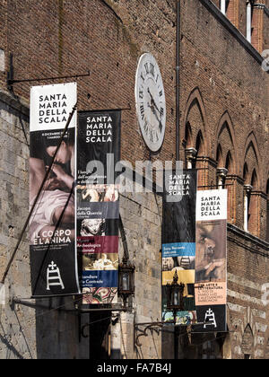 SIENA, ITALIEN - 05. AUGUST 2015: Transparente vor dem Museum Santa Maria della Scala Stockfoto