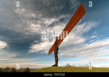 Foto von der Engel des Nordens in Gateshead an einem schönen sonnigen Morgen. Stockfoto