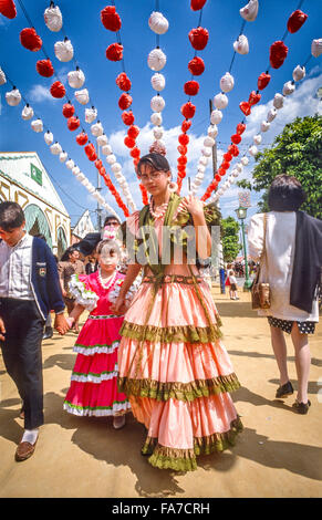 Straßenszenen aus die Feria de Abril, April Fair, die jährlich in Sevilla stattfindet. Stockfoto