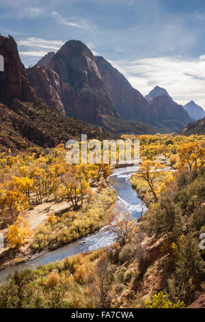 USA-Landschaft mit Blick auf malerische Berge, Herbst, Herbst, von Emerald Pools Trail, Zion Nationalpark, Utah. Stockfoto