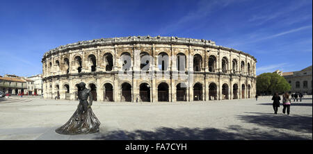 Die Arena im Stadtzentrum. Die Statue von Nimeno II. Schuf BI Serena Carone. Nimes, Occitanie, Frankreich Stockfoto