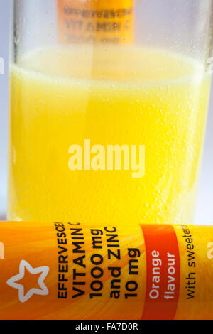 Rohr von immun Tabletten und Glas - Brausetabletten Vitamin C 1000 mg, Zink 10 mg orange Geschmack mit Süßstoffen Stockfoto