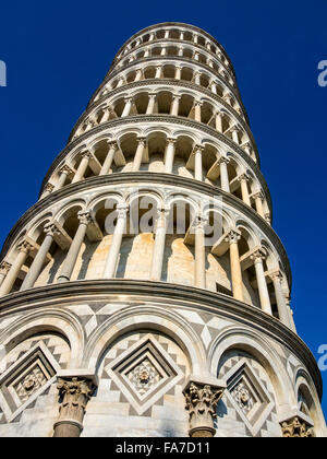 PISA, ITALIEN - 05. AUGUST 2015: Außenansicht des Schiefen Turms von Pisa (Torre Pendente di Pisa) Stockfoto