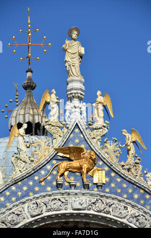 Schöne Türme, Friese und Statuen von Saint Mark Basilika in Venedig Stockfoto