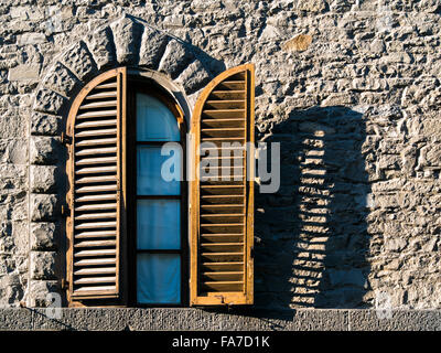 FLORENZ, ITALIEN - 06. AUGUST 2015: Rollläden und Fenster mit Schatten Stockfoto