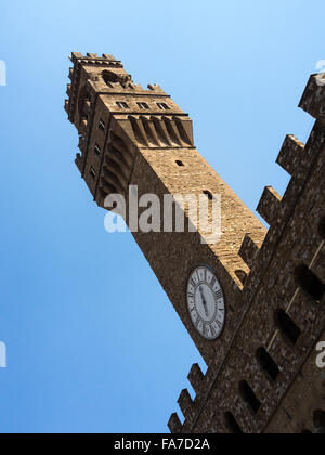 FLORENZ, ITALIEN - 06. AUGUST 2015: Der Turm des Palazzo Vecchio (alter Palast) in Florenz, Italien. Das Gebäude ist jetzt das Rathaus Stockfoto