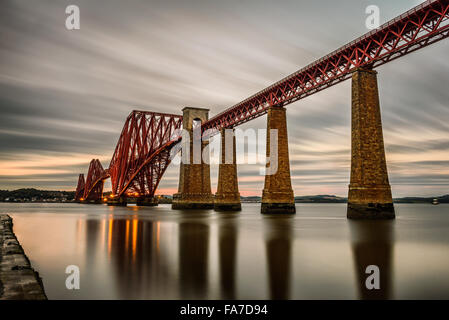 Forth-Eisenbahnbrücke über den Firth of her bei Sonnenuntergang in Edinburgh, Schottland, Vereinigtes Königreich. Langzeitbelichtung. Stockfoto