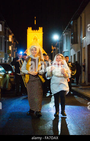 Zwei glücklich lächelnde junge Kinder spielen die Rollen von Maria und Josef und führt die Aberystwyth Weihnachtsbeleuchtung und Laterne Prozession durch die Straßen der Stadt zu genießen. Wales UK Stockfoto