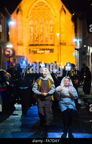 Zwei glückliche Smiloing Kleinkinder spielen die Rollen von Maria und Josef und führt die Aberystwyth Weihnachtsbeleuchtung und Laterne Prozession durch die Straßen der Stadt zu genießen. Wales UK Stockfoto