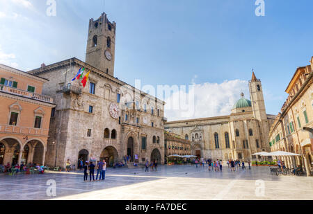 Italien, Marken, Ascoli Piceno, Piazza del Popolo, Palazzo dei Capitani del Popolo und der Kirche San Francesco Stockfoto