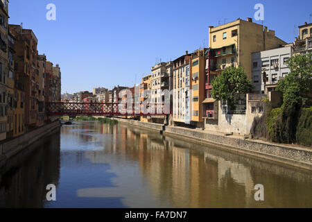 Bunte Gebäude an den Ufern des Onyar in Girona, Costa Brava, Katalonien. Spanien. Stockfoto