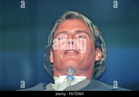 Christopher Reeve, Schauspieler, Tetraplegiker, Behinderung Bürgerrechtler und Star der "Superman"-Filme, die in einem Reitunfall im Jahr 1995 gelähmt war Adressen der Democratic National Convention im United Center in Chicago, Illinois am 26. August 1996. In seinen Ausführungen betonte Reeve die Notwendigkeit für mehr Mittel für Verletzungen der Rückenmarksforschung. Bildnachweis: Ron Sachs/CNP - kein Draht-Dienst- Stockfoto