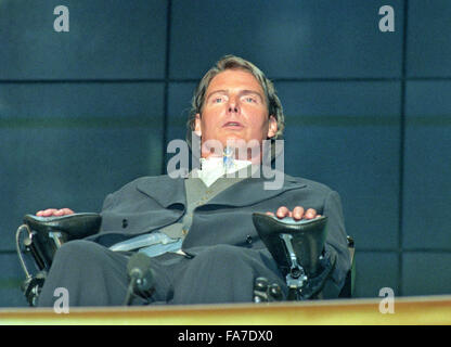 Christopher Reeve, Schauspieler, Tetraplegiker, Behinderung Bürgerrechtler und Star der "Superman"-Filme, die in einem Reitunfall im Jahr 1995 gelähmt war Adressen der Democratic National Convention im United Center in Chicago, Illinois am 26. August 1996. In seinen Ausführungen betonte Reeve die Notwendigkeit für mehr Mittel für Verletzungen der Rückenmarksforschung. Bildnachweis: Ron Sachs/CNP - kein Draht-Dienst- Stockfoto