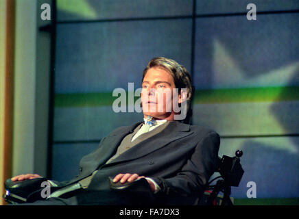 Christopher Reeve, Schauspieler, Tetraplegiker, Behinderung Bürgerrechtler und Star der "Superman"-Filme, die in einem Reitunfall im Jahr 1995 gelähmt war Adressen der Democratic National Convention im United Center in Chicago, Illinois am 26. August 1996. In seinen Ausführungen betonte Reeve die Notwendigkeit für mehr Mittel für Verletzungen der Rückenmarksforschung. Bildnachweis: Ron Sachs/CNP - kein Draht-Dienst- Stockfoto