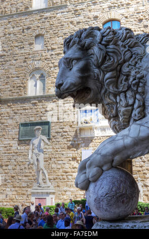 Italien, Toskana, Florenz, Löwe Skulptur und Michelangelos David auf der Piazza della Signoria Stockfoto