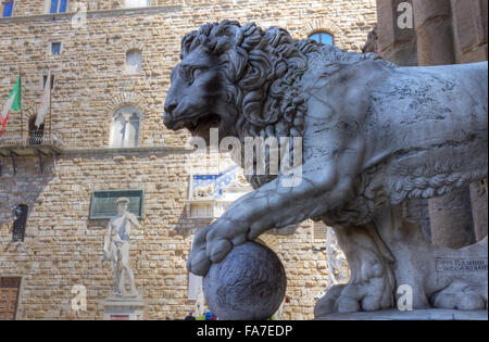 Italien, Toskana, Florenz, Löwe Skulptur und Michelangelos David auf der Piazza della Signoria Stockfoto