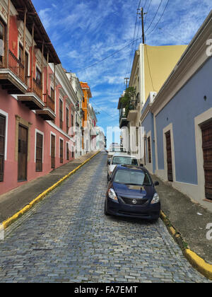 Straße mit Autos, Old San Juan, Puerto Rico Stockfoto