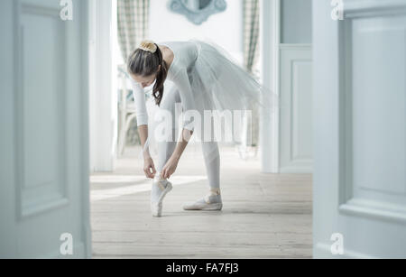 Junge Balletttänzerin, die Vorbereitung für eine Uraufführung Stockfoto