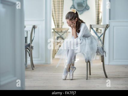 Traurig Ballett-Tänzerin, die weinend in der Garderobe Stockfoto