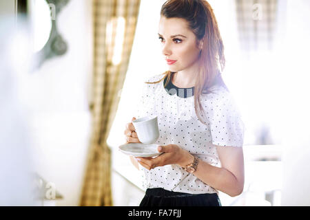 Hübsche junge Frau Kaffee trinken Stockfoto
