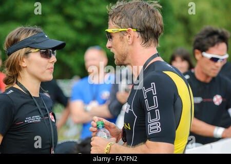 Markeaton Park, Derby, Großbritannien. 12. Juli 2015. Jenson Button gratuliert von seiner Frau, Jessica, nachdem der Jenson Button Vertrauen Triathlon 2015 beendete. &Copy; Paul Warburton. Stockfoto