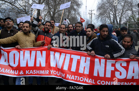 Srinagar, indischen verabreicht Kaschmir: 23 December.Supporters die pro-Indien und Kaschmir die wichtigste Oppositionspartei nationale Konferenz (NC) tragen einen Banner während einer Demonstration. Polizei verhaftet Jugend Flügel Präsident der Nationalkonferenz zusammen mit Dutzend Unterstützer der Partei protestiert gegen die Umsetzung der nationalen Ernährungssicherheit Act (Energiepflanzen) in der Region. Nach Energiepflanzen werden fünf Kilogramm pro Person der subventionierten Ration gegen den früheren 30 kg pro Familie erhalten. Bildnachweis: Sofi Suhail/Alamy Live-Nachrichten Stockfoto