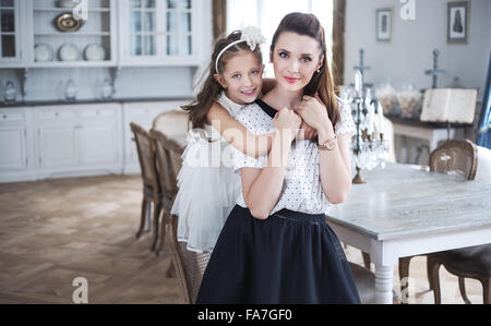 Mutter und Tochter Entspannung in einem stilvollen Interieur Stockfoto