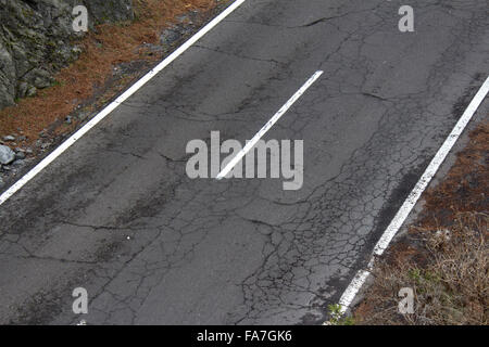 alte Straße / Straße Asphalt, beschädigte Autobahn geknackt Stockfoto