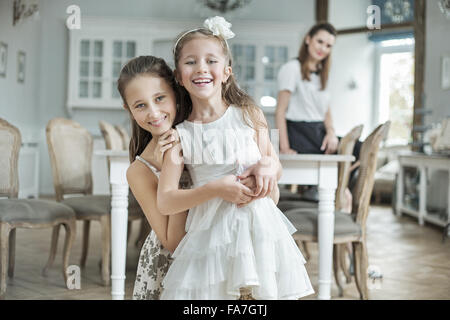 Zwei fröhliche Töchter posiert mit hübschen Mutter Stockfoto