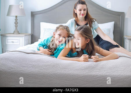 Glückliche Familie posiert im Schlafzimmer Stockfoto