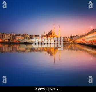 Das Panorama der Schönheit von Istanbul einen dramatischen Sonnenuntergang vom Galata-Brücke, Istanbul, Türkei Stockfoto