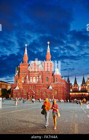 Touristen zu Fuß auf den Roten Platz mit Staatlichen Historischen Museum im Hintergrund. Moskau, Russland. Stockfoto