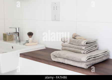 Weiße Badezimmer in einem modernen Landhaus in Cambridge. Ein Haus verbindet modernen minimalistischen Stil mit Anzeige der traditionelle Objekte, die im täglichen Leben verwendet. Stockfoto