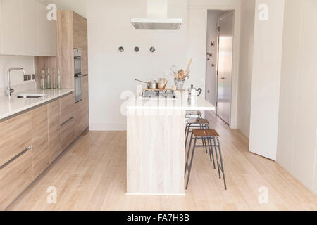 Detail der Mittelinsel im Wohnhaus, Cambridge ein Haus verbindet modernen minimalistischen Stil mit Anzeige der traditionelle Objekte, die im täglichen Leben verwendet. Stockfoto