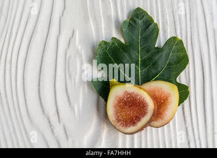 in Scheiben geschnittene Feigen und frischen Blatt-schwarz Genua gen Stockfoto