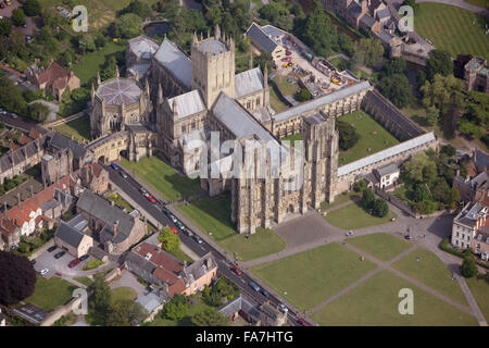 Kathedrale von WELLS, Somerset. Sitz des Bischofs von Bath und Wells, die Kathedrale ist im Wesentlichen in der frühen englischen Stil, die typisch für die späten 12. und frühen 13. Jahrhundert. Diese Luftaufnahme ist ab Juni 2006. Stockfoto