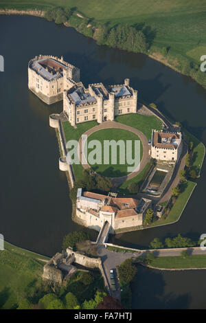 LEEDS CASTLE, Kent. Luftaufnahme. Erstmals 1119 erbaut, die Burg wurde ein königlicher Palast für Edward ich und Eleanor von Kastilien im Jahre 1278, wer die aufeinanderfolgenden Torhaus Abwehr des Barbican hinzugefügt. Es wurde später von Henry VIII für Katharina von Aragón umgewandelt. Stockfoto