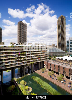 BARBICAN CENTRE in London. Blick auf den Brutalismus der Barbican und Wohnungen, die das Zentrum umgeben. Stockfoto