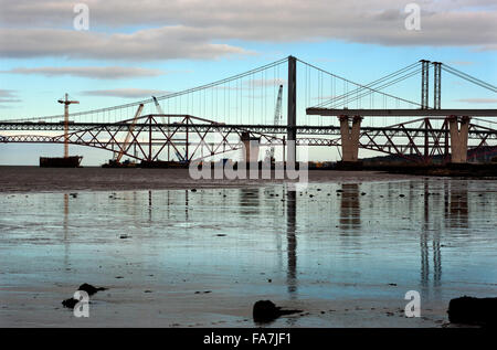 Die neue Queensferry Crossing im Bau über den Firth of Forth in Schottland neben den bestehenden Straßen- und Eisenbahnbrücken Stockfoto