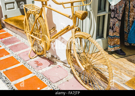 Hipster Vintage Fahrrad auf den Straßen von Marbella, Andalusien Stockfoto