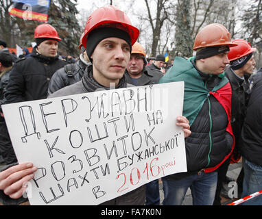 Kiew, Ukraine. 23. Dezember 2015. Ukrainische Bergarbeiter, während ihren Protest vor der Werchowna Rada (ukrainische Parlament) in Kiew, Ukraine, 23. Dezember 2015. Bergleute fordern staatliche Unterstützung des Steinkohlenbergbaus. Credit: Serg Glovny/ZUMA Draht/Alamy Live-Nachrichten Stockfoto