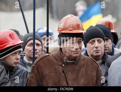 Kiew, Ukraine. 23. Dezember 2015. Ukrainische Bergarbeiter hält eine Plakate lesen '' geben nicht zerstören die Industrie '', '' Budget 2016 - die Zerstörung der Industrie '', '' keine Stilllegung der Bergwerke!'' und etc., während ihren Protest vor der Werchowna Rada (ukrainische Parlament) in Kiew, Ukraine, 23. Dezember 2015. Bergleute fordern staatliche Unterstützung des Steinkohlenbergbaus. Credit: Serg Glovny/ZUMA Draht/Alamy Live-Nachrichten Stockfoto