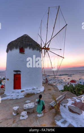 Griechenland, Kykladen, Mykonos, typische Windmühle bei Sonnenuntergang Stockfoto