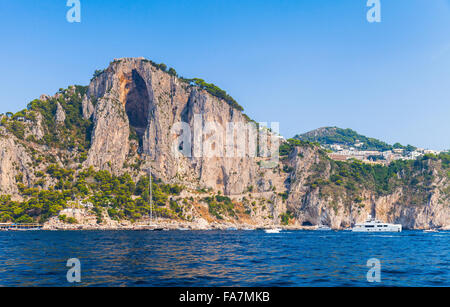 Küstenlandschaft, Felsen der Insel Capri in der Nähe von Marina Piccola Strand. Mittelmeer, Italien Stockfoto