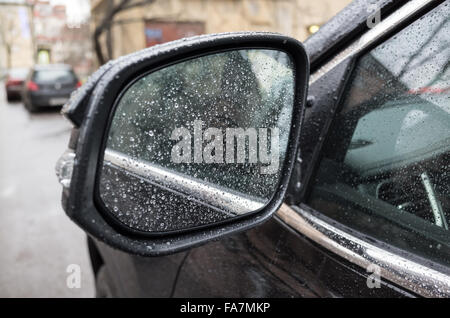 https://l450v.alamy.com/450vde/fa7mkp/nassen-schwarzen-glanzenden-autospiegel-mit-regentropfen-nahaufnahme-foto-mit-tiefenscharfe-und-flachen-dof-fa7mkp.jpg